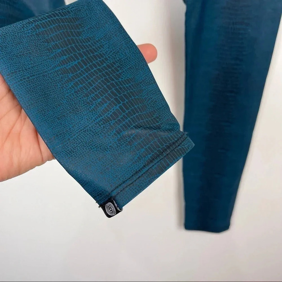 ONZIE Youth Girls Fitness Leggings Blue Fiji Snake Print Size 14-16 - Picture 6 of 8